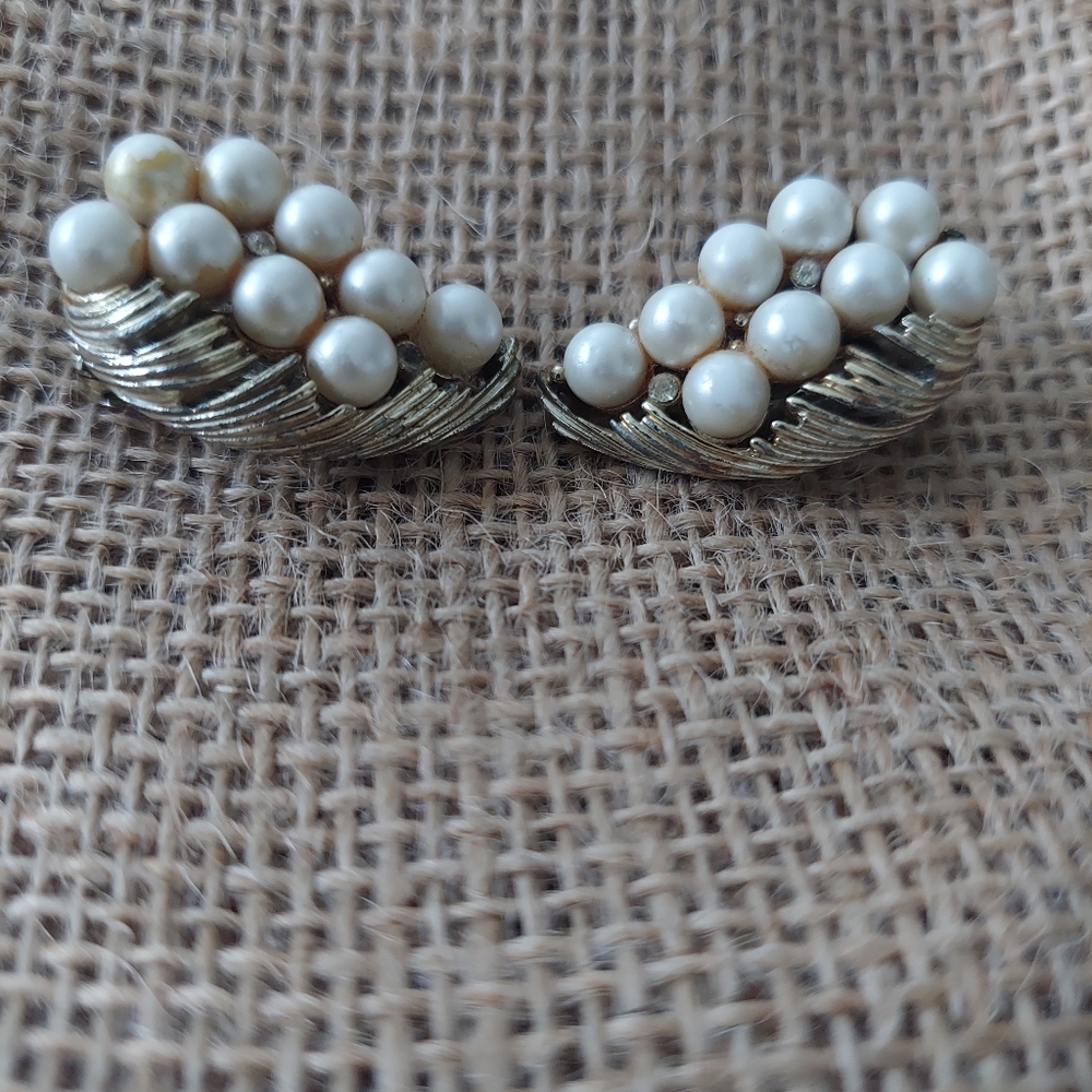 Vintage Lisner Yellow Gold Plated Faux Pearl Flower Clip On Earrings - Picture 3 of 6